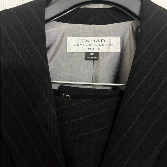 Tahari Arthur S. Levine Black Pant Suit Petite 2 pc. 6P - Picture 3 of 8